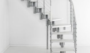 Г-образная лестница, металлокаркас, белая ЛМГО10