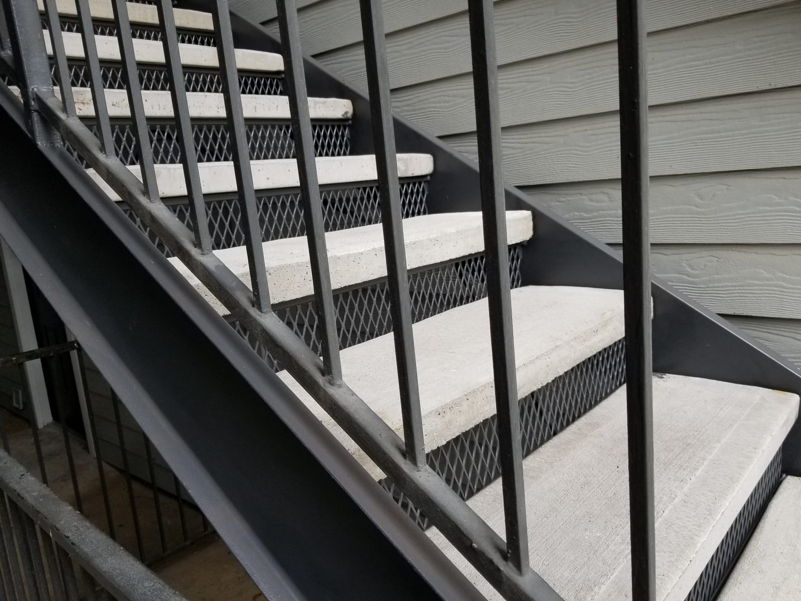 Уличная прямая металлическая лестница, ступени бетон ЛМП15