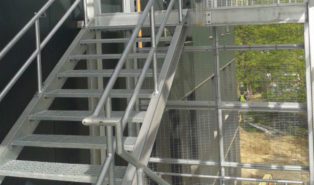 Уличная прямая металлическая лестница ЛМП16