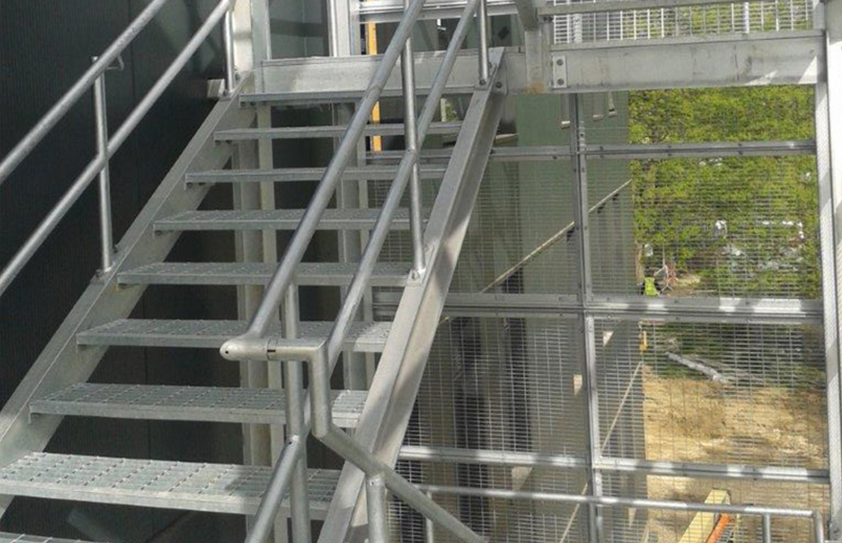 Уличная прямая металлическая лестница ЛМП16