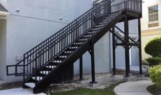 Прямая лестница из металла, улица ЛМП21