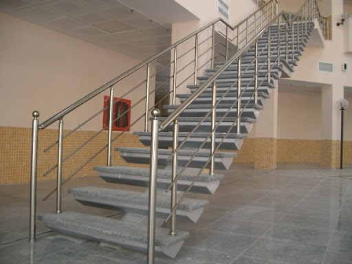 Прямая металлическая лестница ЛМП23