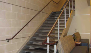 Прямая металлическая лестница в помещении ЛМП24