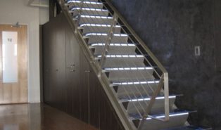 Прямая лестница из металла, подсветка ЛМП3