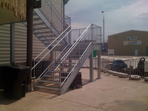 Уличная металлическая П-образная лестница ЛМПО31