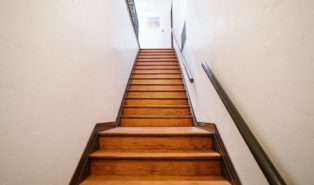Отделка лестниц коричневым ламинатом ОЛЛ4