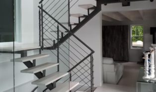П-образная лестница, металлокаркас, белые ступени ЛМПО4