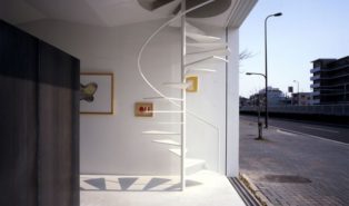 Белая уличная металлическая винтовая лестница ЛМВ4